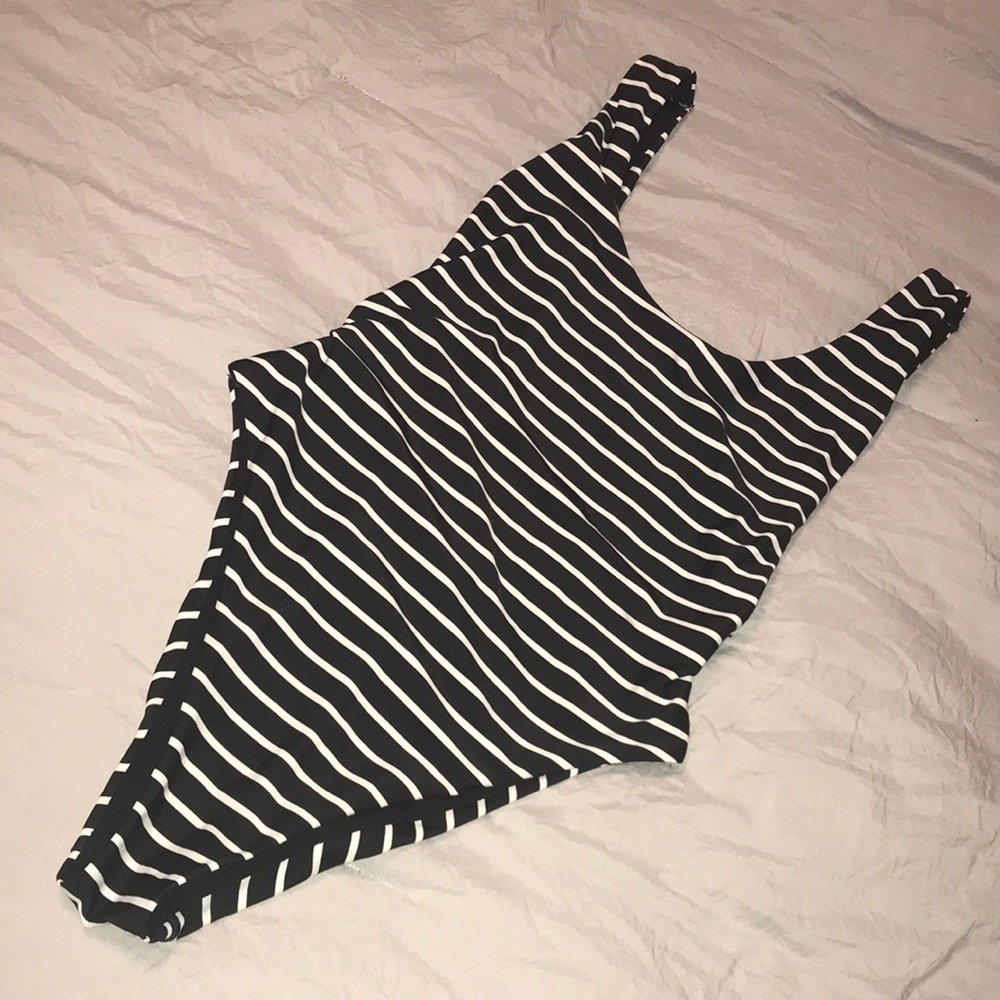 [ aerie ] b&w scoop striped one piece